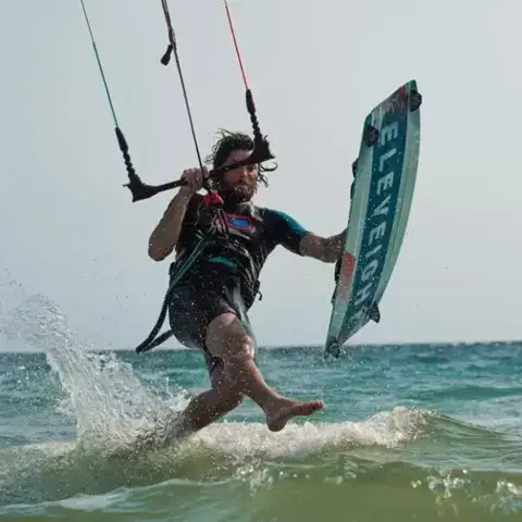 Kitesurfeur en saut au-dessus de l'eau