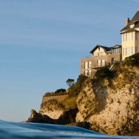 Villa Belle Époque perchée sur le rocher de la côte biarrote