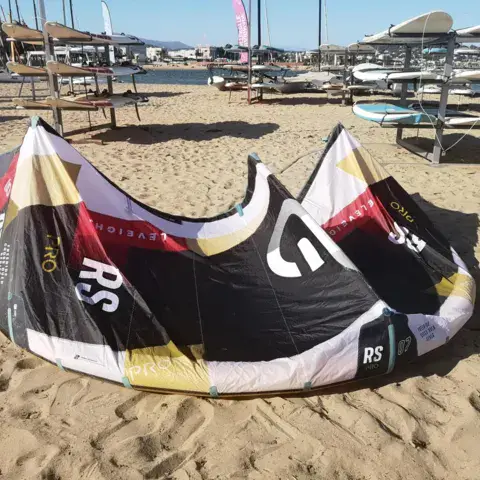 Aile de kitesurf sur la plage