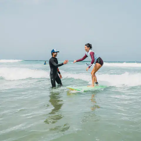 Cours de surf à Hossegor, moniteur et élève dans l'eau
