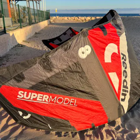 Aile de kitesurf Reedin sur la plage de Cannes