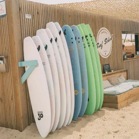 Cabane de l'école sur le sable avec les planches