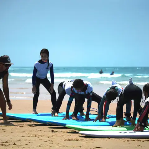 Élèves à l'exercice de redressement sur la plage