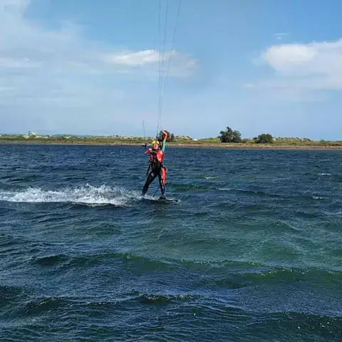 Kitesurfeur en navigation sur la baie
