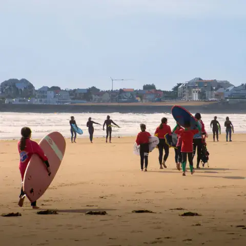Stagiaires du club au départ d'une séance de surf
