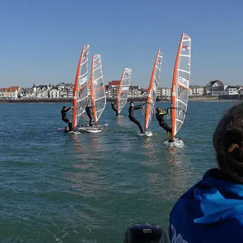 Stage de planche à voile devant le port de Wimereux