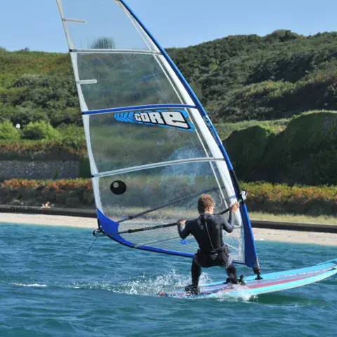 Planche à voile devant la plage