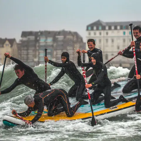Paddle géant sur les vagues de Wimereux