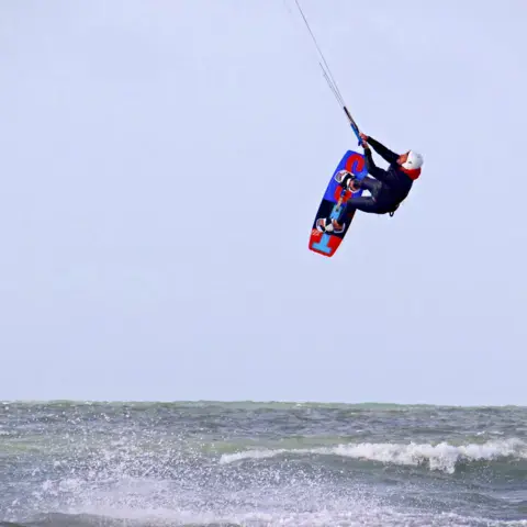 Kitesurfeur en saut