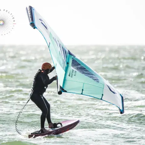 Pratique du wing et de la planche à voile au large de Wimereux