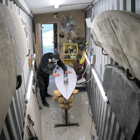 Réparation d'une planche dans l'atelier de Carcans