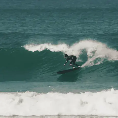 Surfeur sur une vague