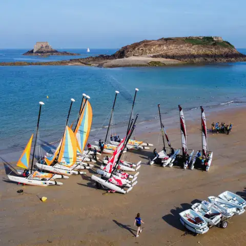 Flotte de voile légère sur la plage, vue du ciel