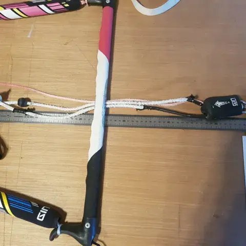 Barre et lignes de kitesurf en cours de réparation