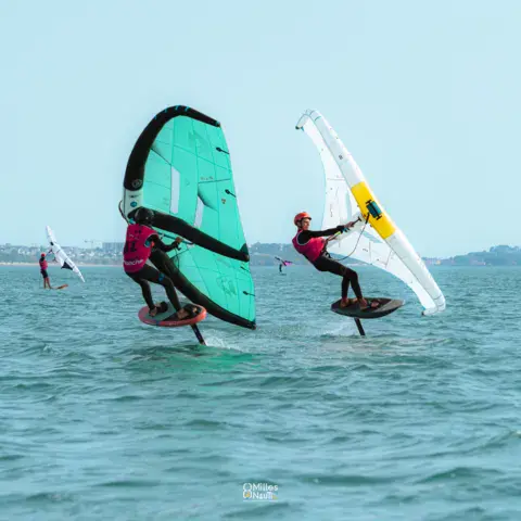 Pratiquants de wingfoil en mer