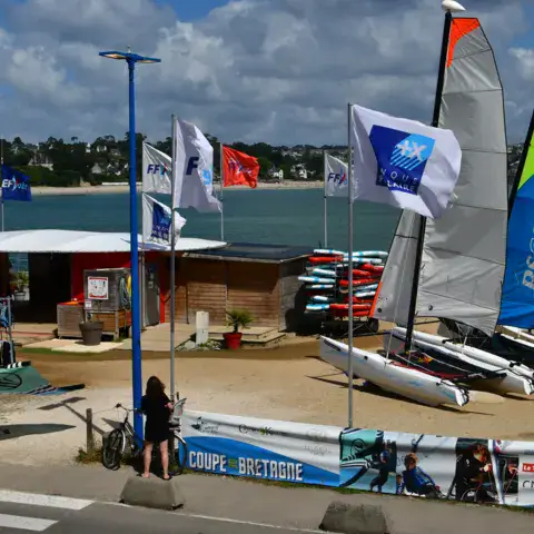 Base nautique avec catamarans et planches à voile
