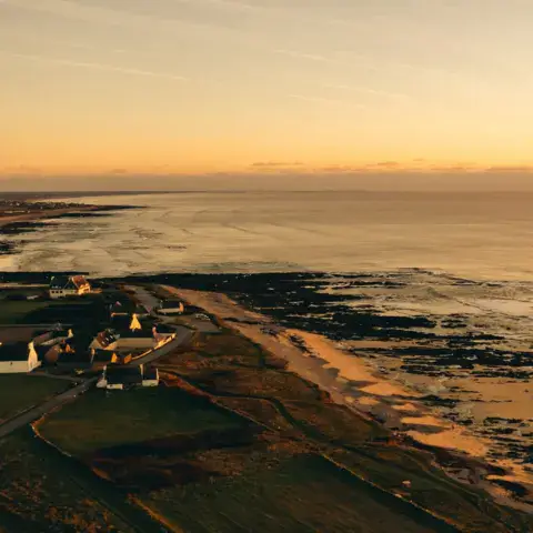 Vue aérienne de la côte de Plozévet au coucher du soleil