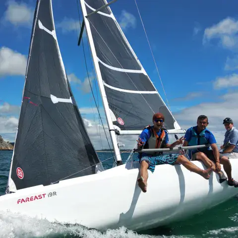 Équipage sur un voilier de sport