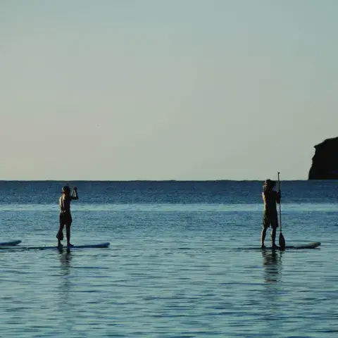 Stand-up paddle face aux rochers des Deux Jumeaux