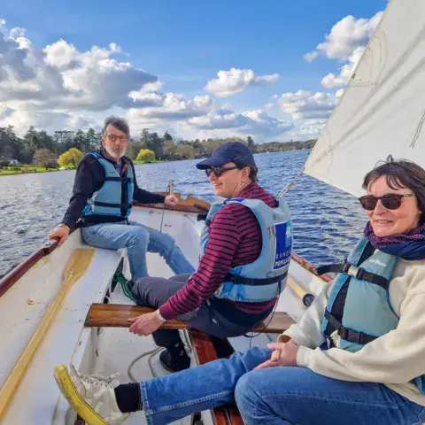 Équipage à bord d'un voilier du club