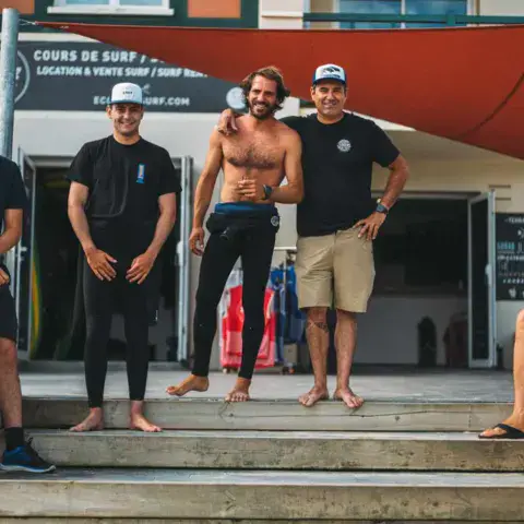 L'équipe de moniteurs devant l'école de Vieux-Boucau