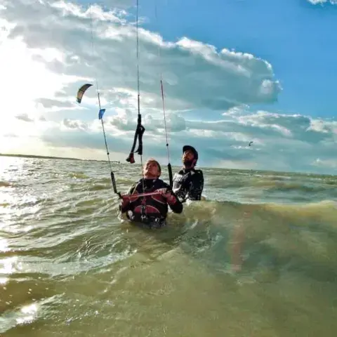 Cours de kitesurf avec moniteur dans l'eau