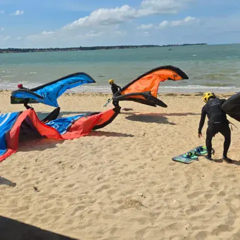 Ailes de kite posées sur la plage