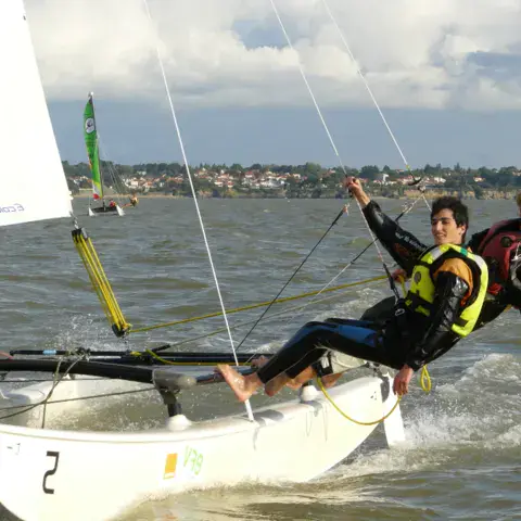 Équipage de catamaran en navigation