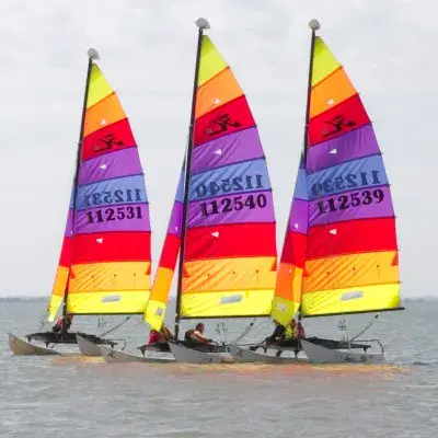 Catamarans colorés sur l'eau