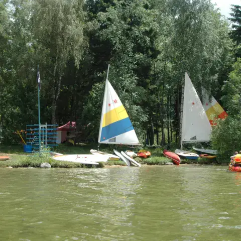 Dériveurs et voiliers sur la rive du lac de Joux