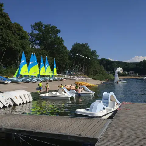 Ponton et matériel de la base nautique
