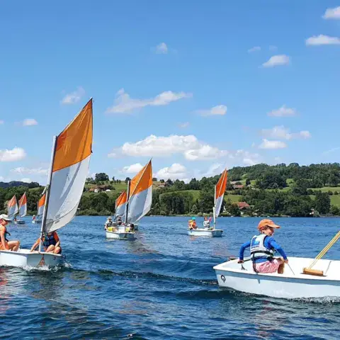 Flotte de dériveurs sur le lac de Paladru