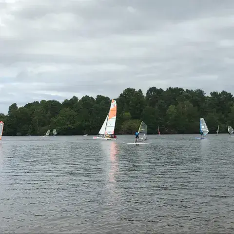 Planches à voile et catamarans sur le lac de Vassivière