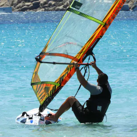 Cours de planche à voile en eau peu profonde