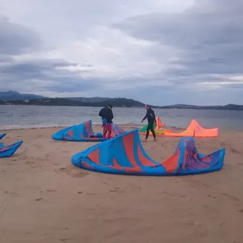 Ailes de kitesurf sur la plage, au départ d'un stage
