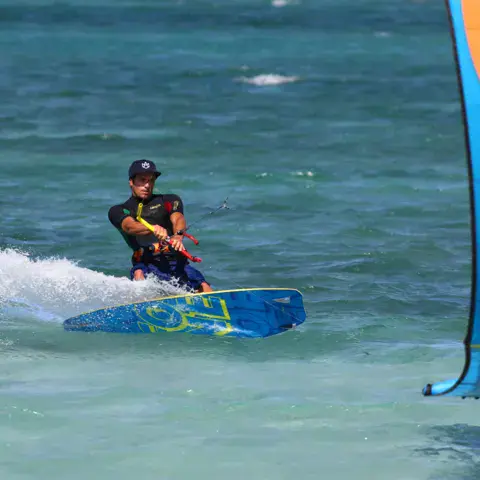 Kitesurf sur la côte est de la Corse