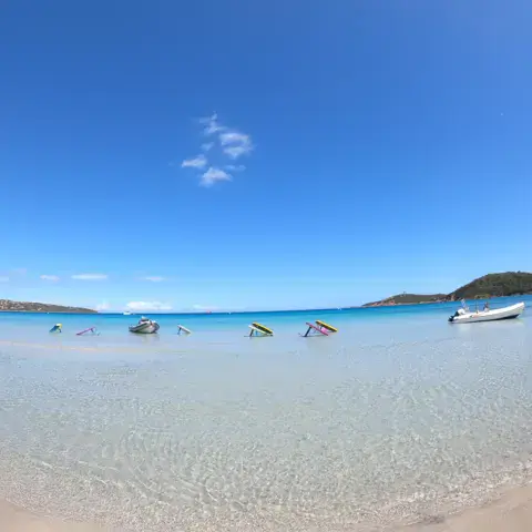 Le plan d'eau devant la plage privée du camping