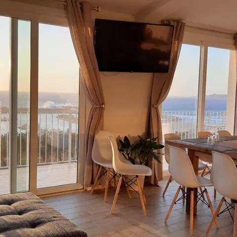 Salon de la Surf House avec vue sur le port