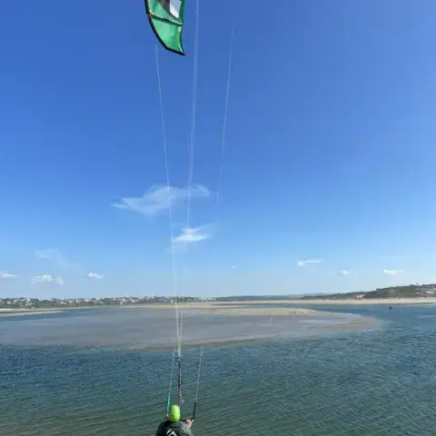 Kite en vol au-dessus de la lagune
