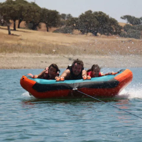 Bouée tractée sur le lac