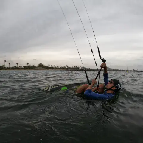 Élève de kitesurf en water-start dans le Mar Menor