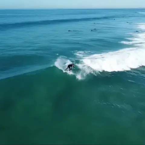 Surfeur sur une vague, vue aérienne