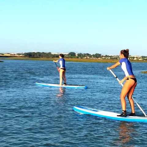 Deux paddlers sur une eau calme