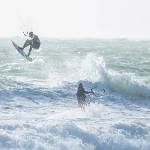 Surfeur dans les vagues par temps agité
