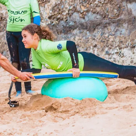 Exercice d'équilibre sur le sable avant la mise à l'eau
