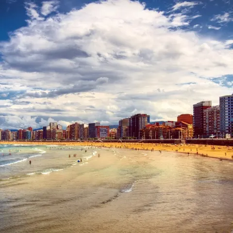Grande plage urbaine bordée d'immeubles
