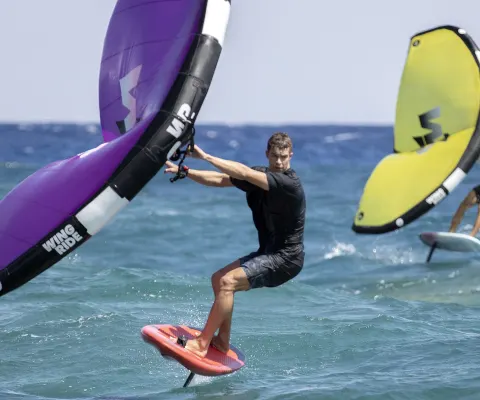 Deux pratiquants de wingfoil sur l'eau