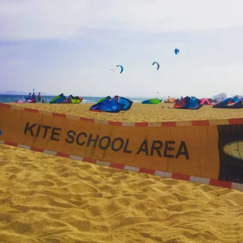 Zone de cours « Kite school area » balisée sur la plage