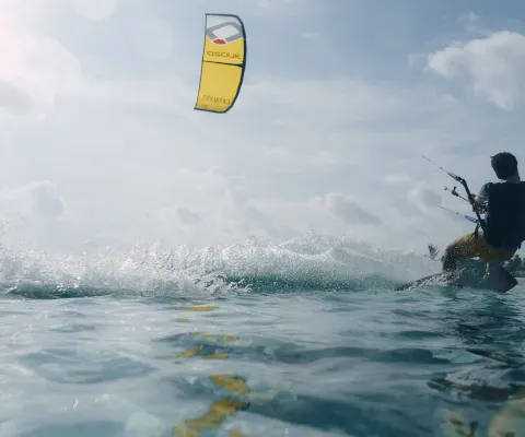 Kitesurfeur en navigation