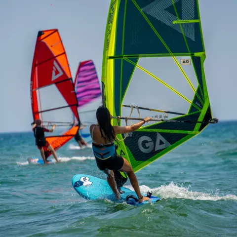 Windsurfeurs sur l'eau